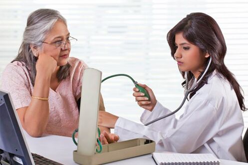 El médico mide la presión con hipertensión